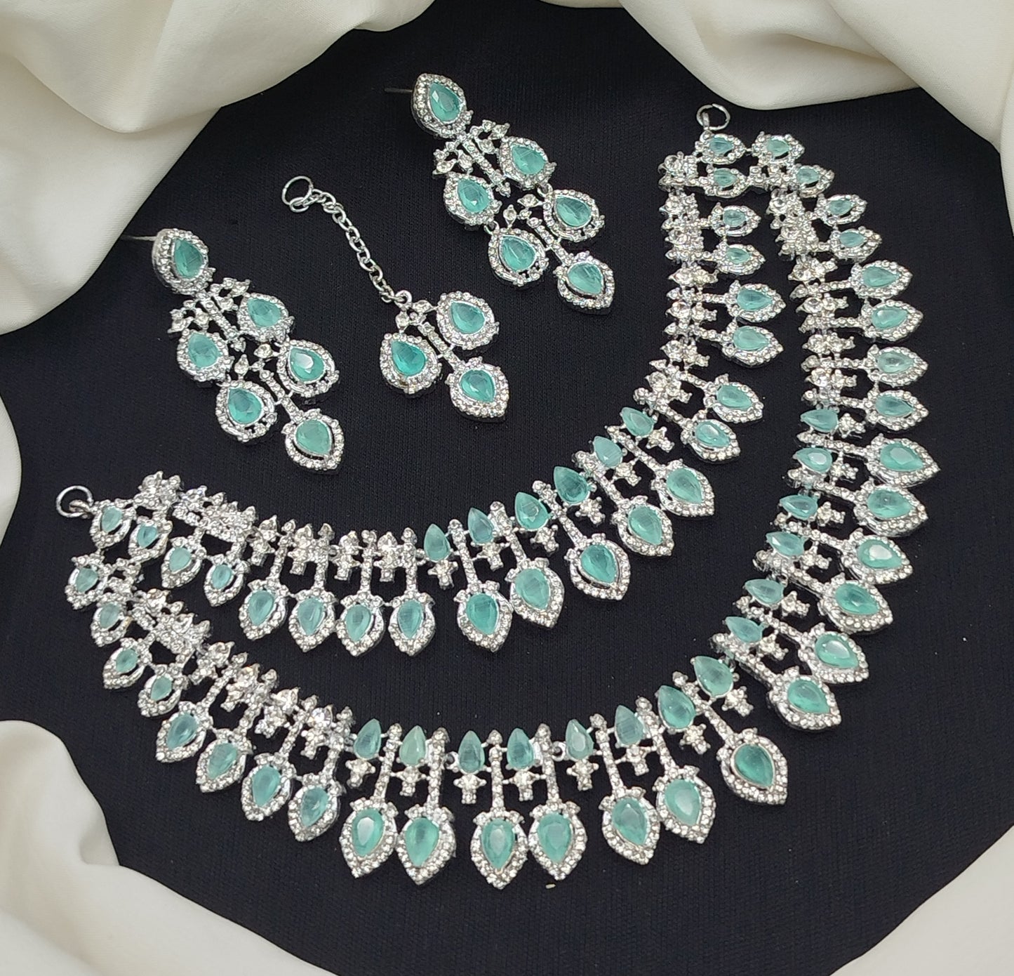 Stylish heavy necklace set