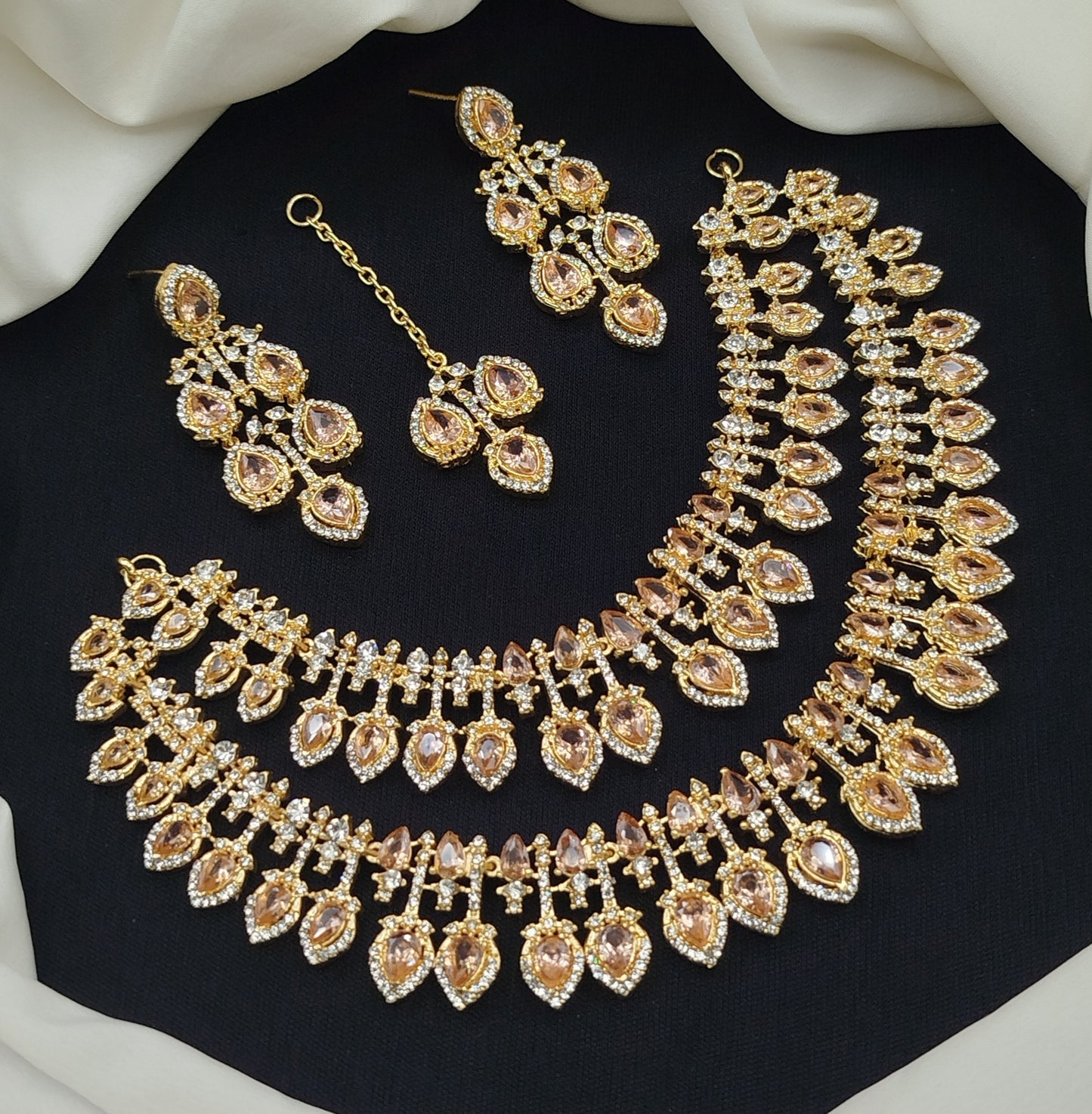 Stylish heavy necklace set