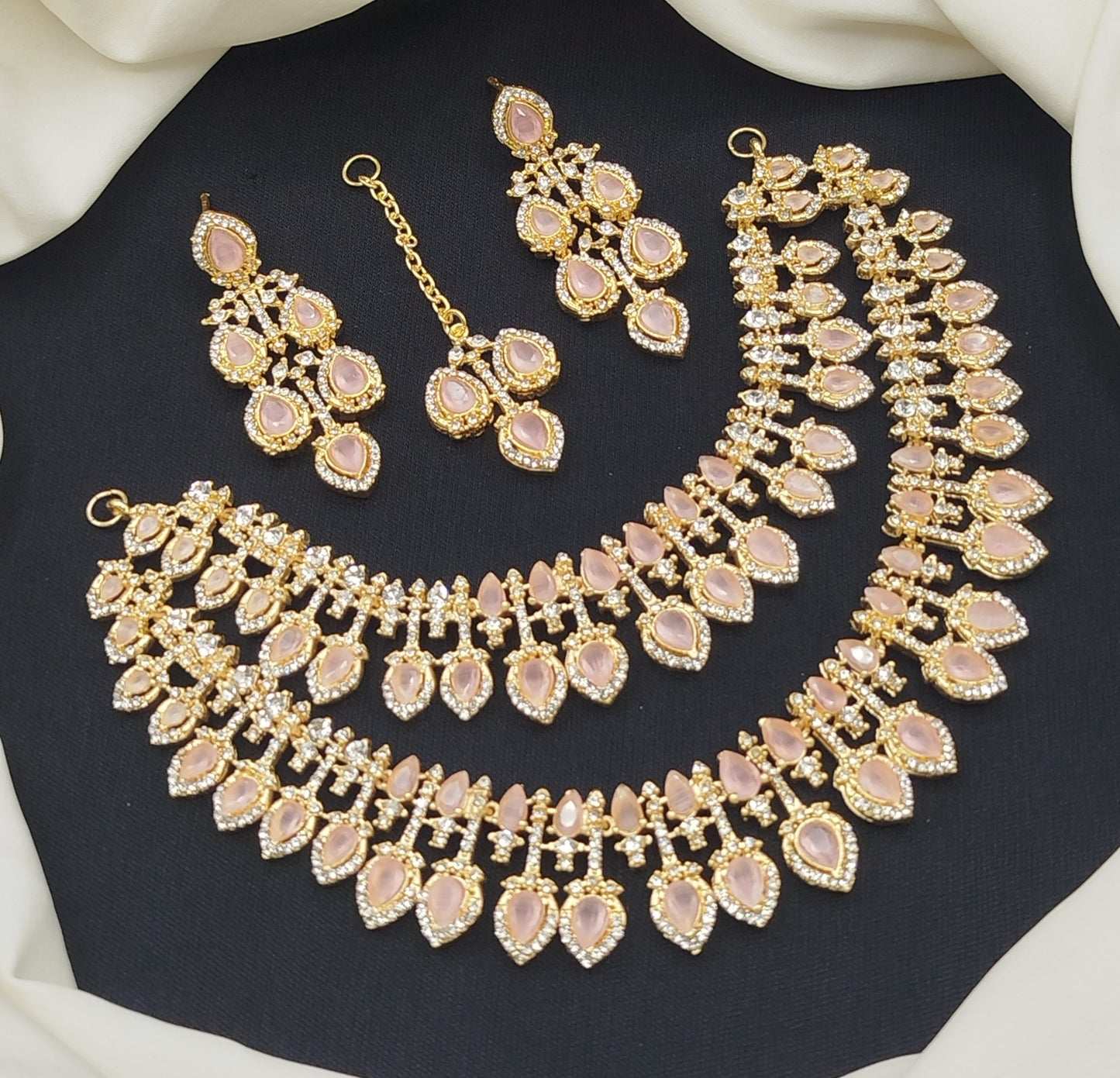Stylish heavy necklace set