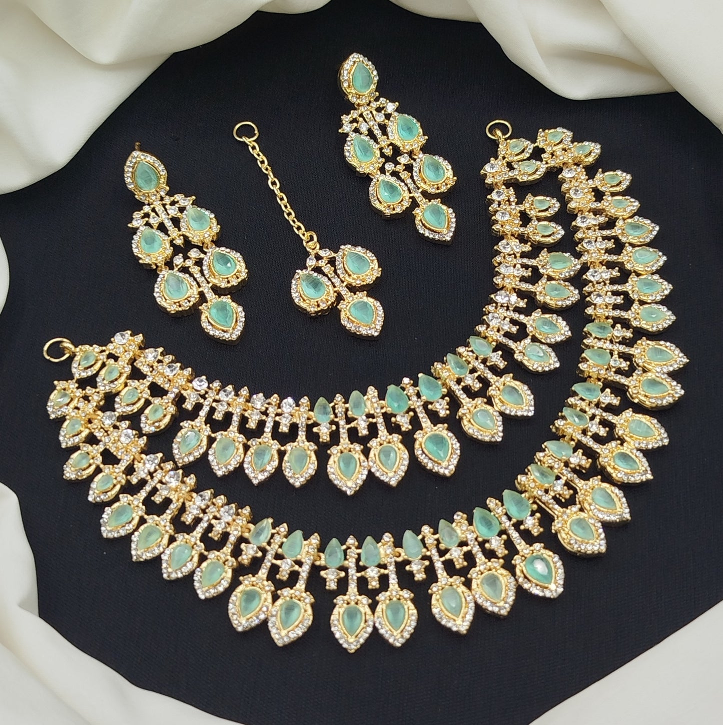 Stylish heavy necklace set