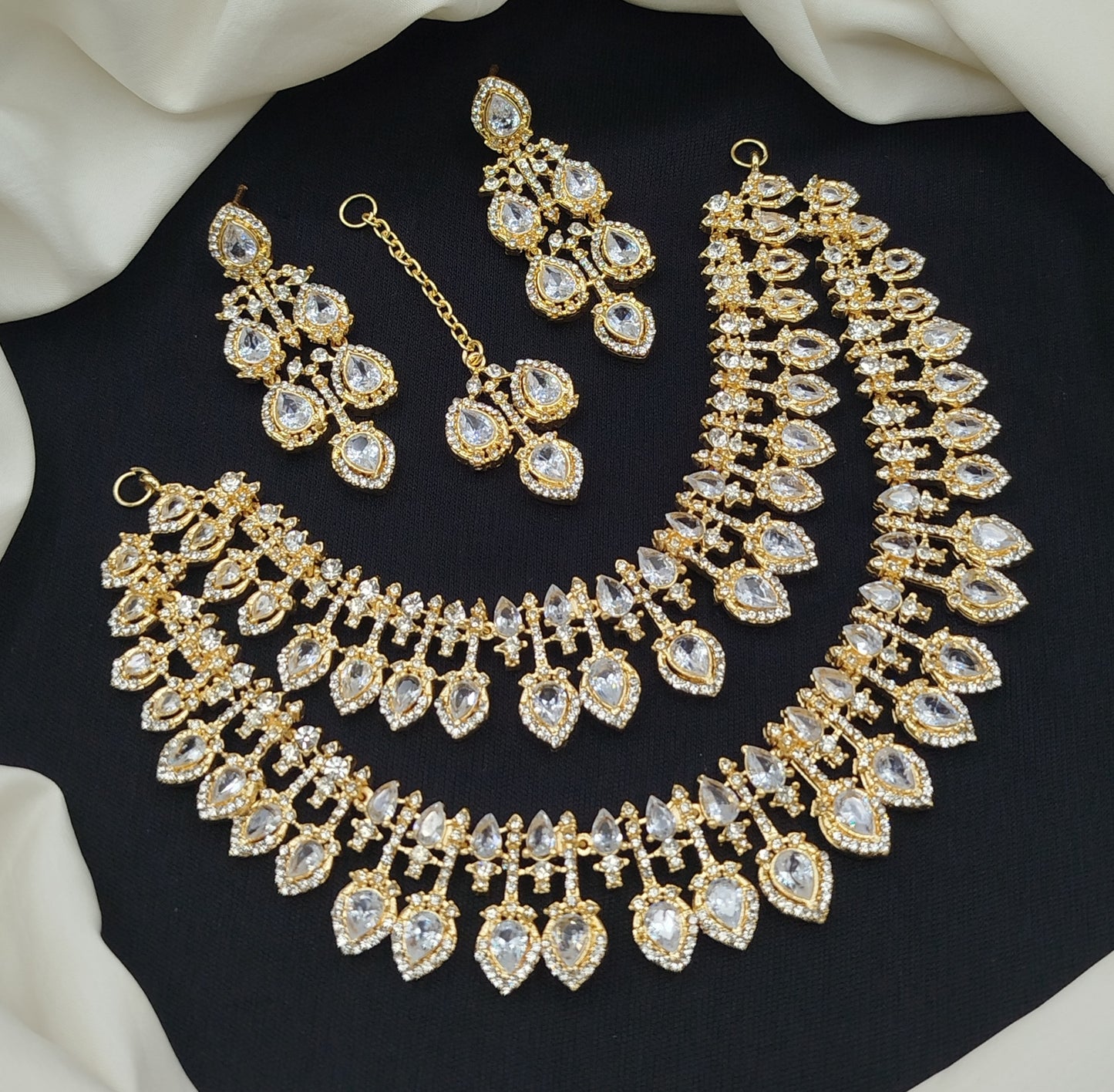 Stylish heavy necklace set