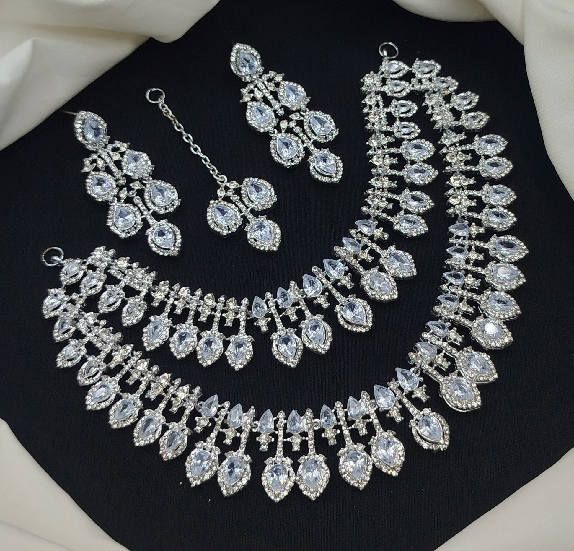 Stylish heavy necklace set