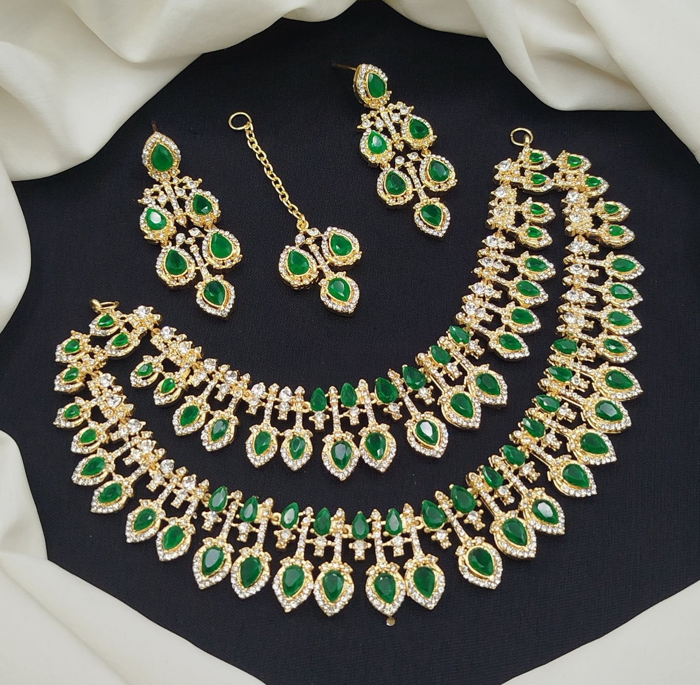 Stylish heavy necklace set