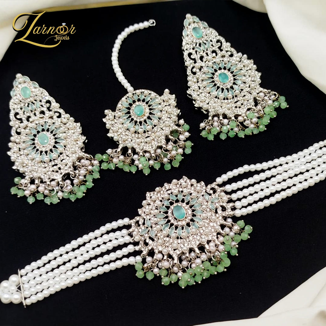 Stylish choker set
