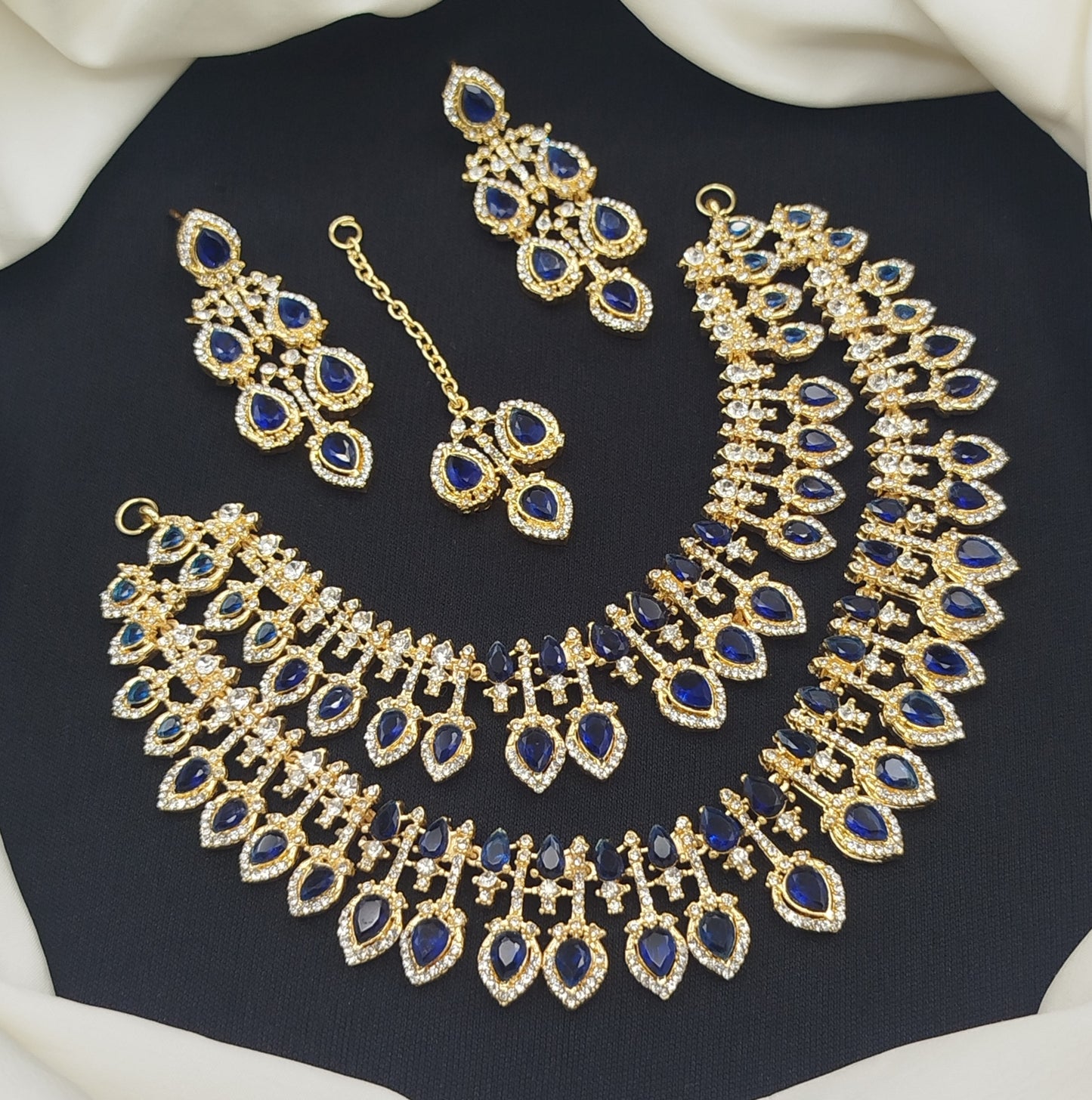 Stylish heavy necklace set