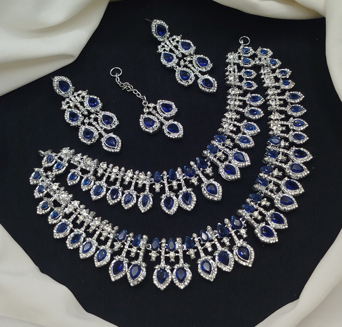 Stylish heavy necklace set
