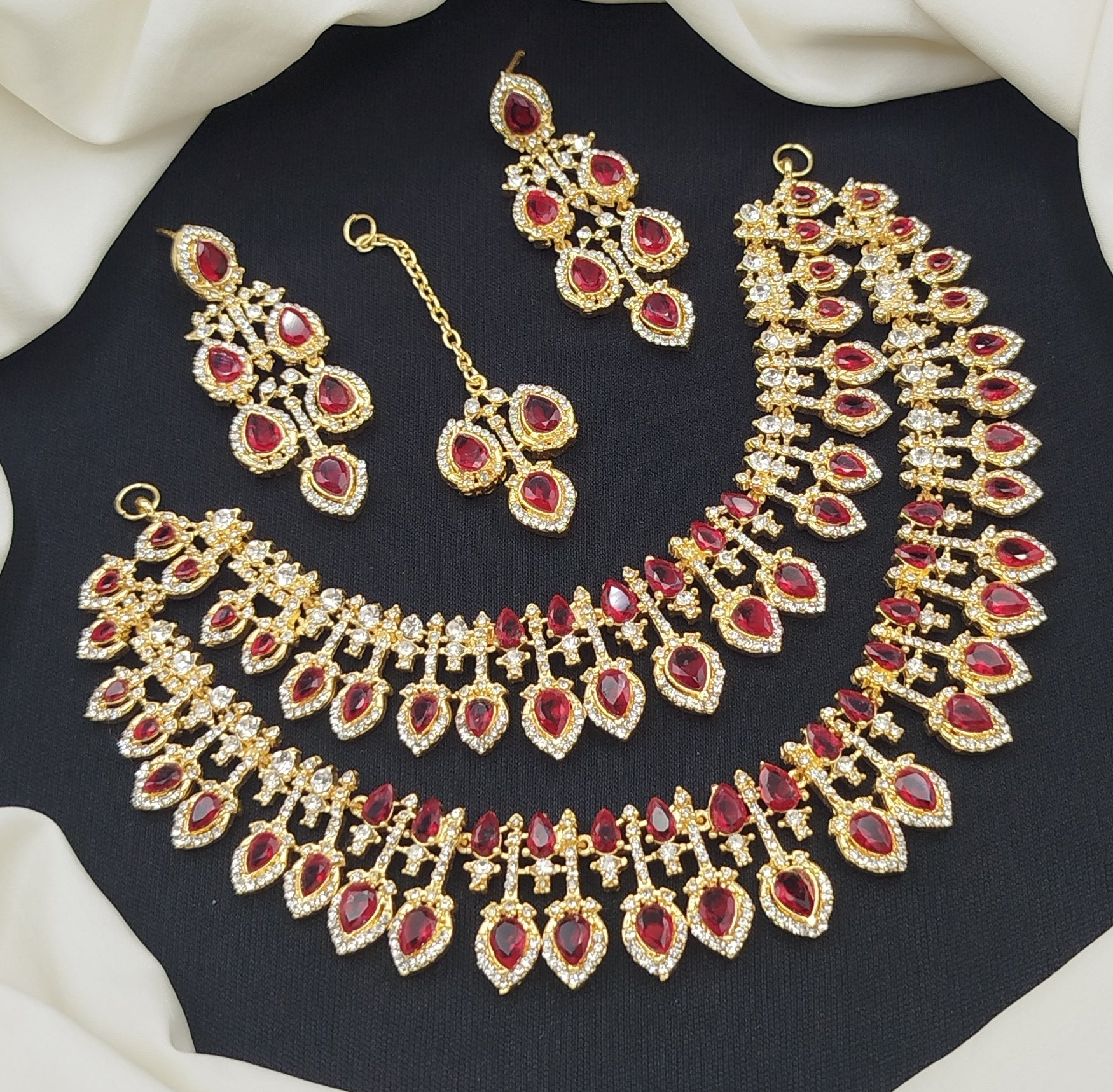 Stylish heavy necklace set