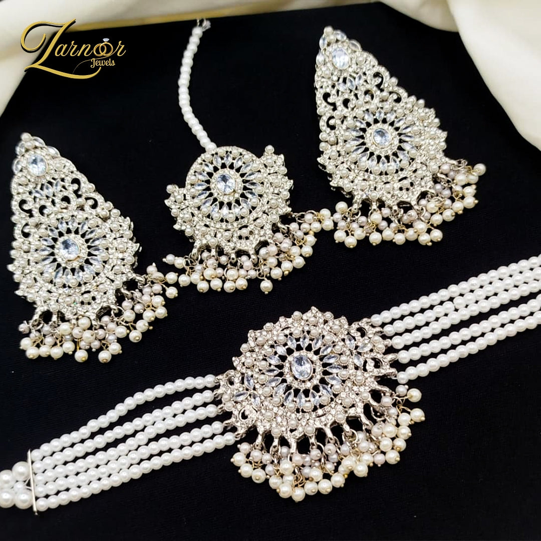 Stylish choker set